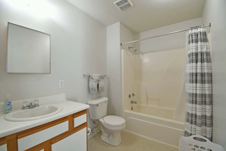Pine_Trace-Interior-Bath-0090-1200w