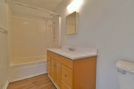 Pine_Trace-Interior-Bath-1863-1200w