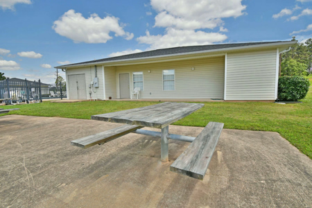 Pine_Trace-exterior-picnic-1800-1200w